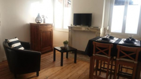 Отель Appartement 6 Du Temple 2 chambres  Камбре